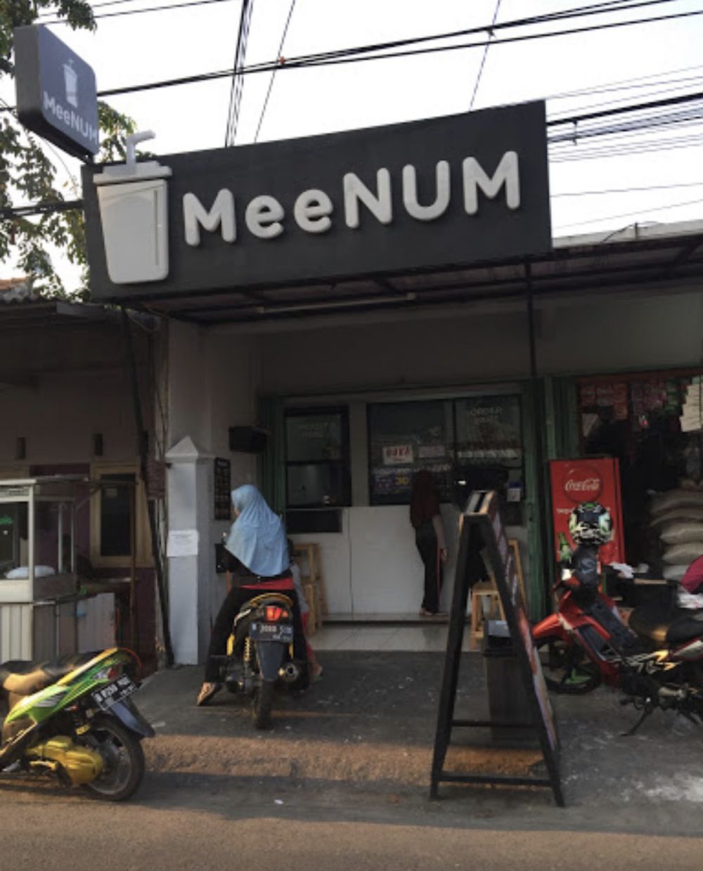12 Nama lucu kios minuman ini bikin pembeli senyum pas antre