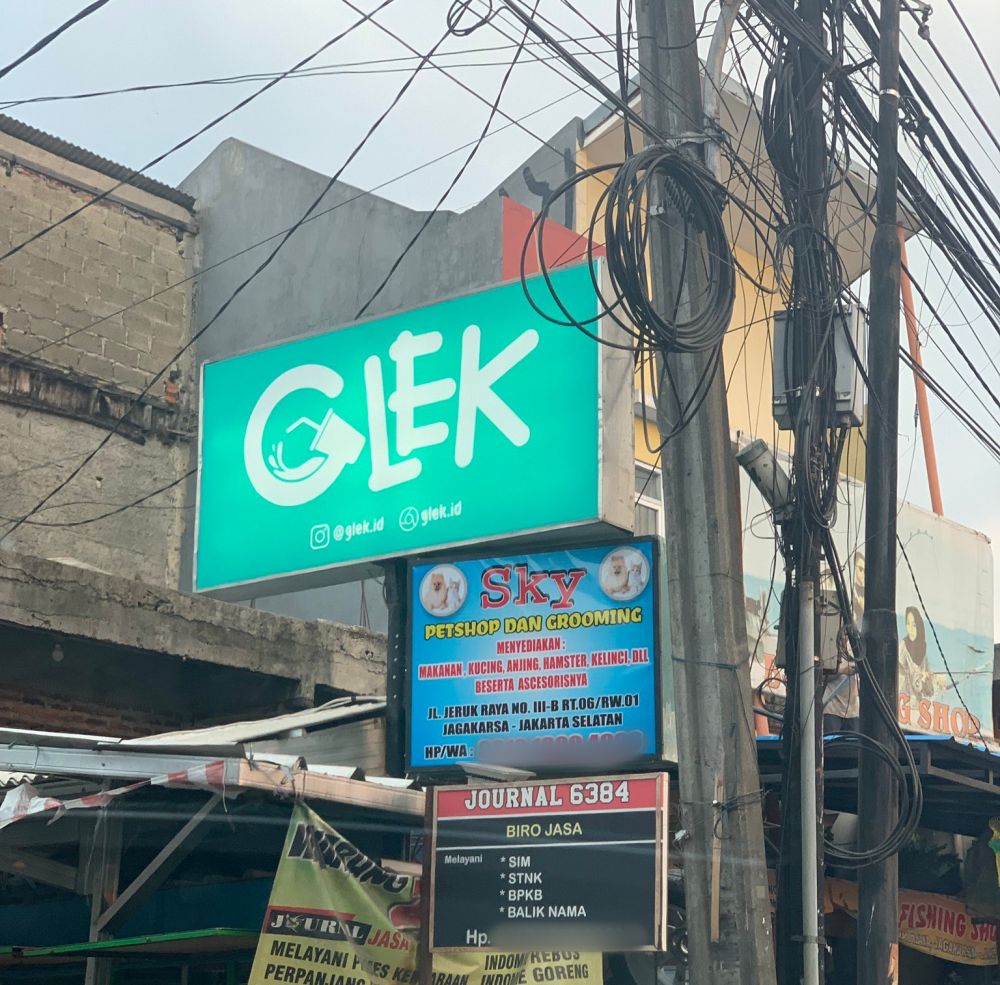 12 Nama lucu kios minuman ini bikin pembeli senyum pas antre