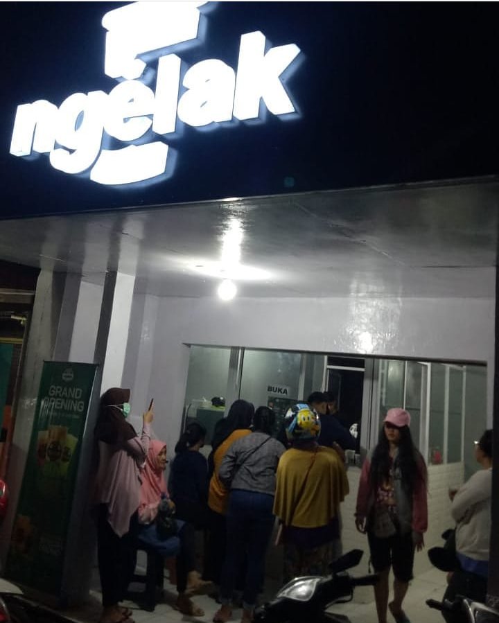 12 Nama lucu kios minuman ini bikin pembeli senyum pas antre