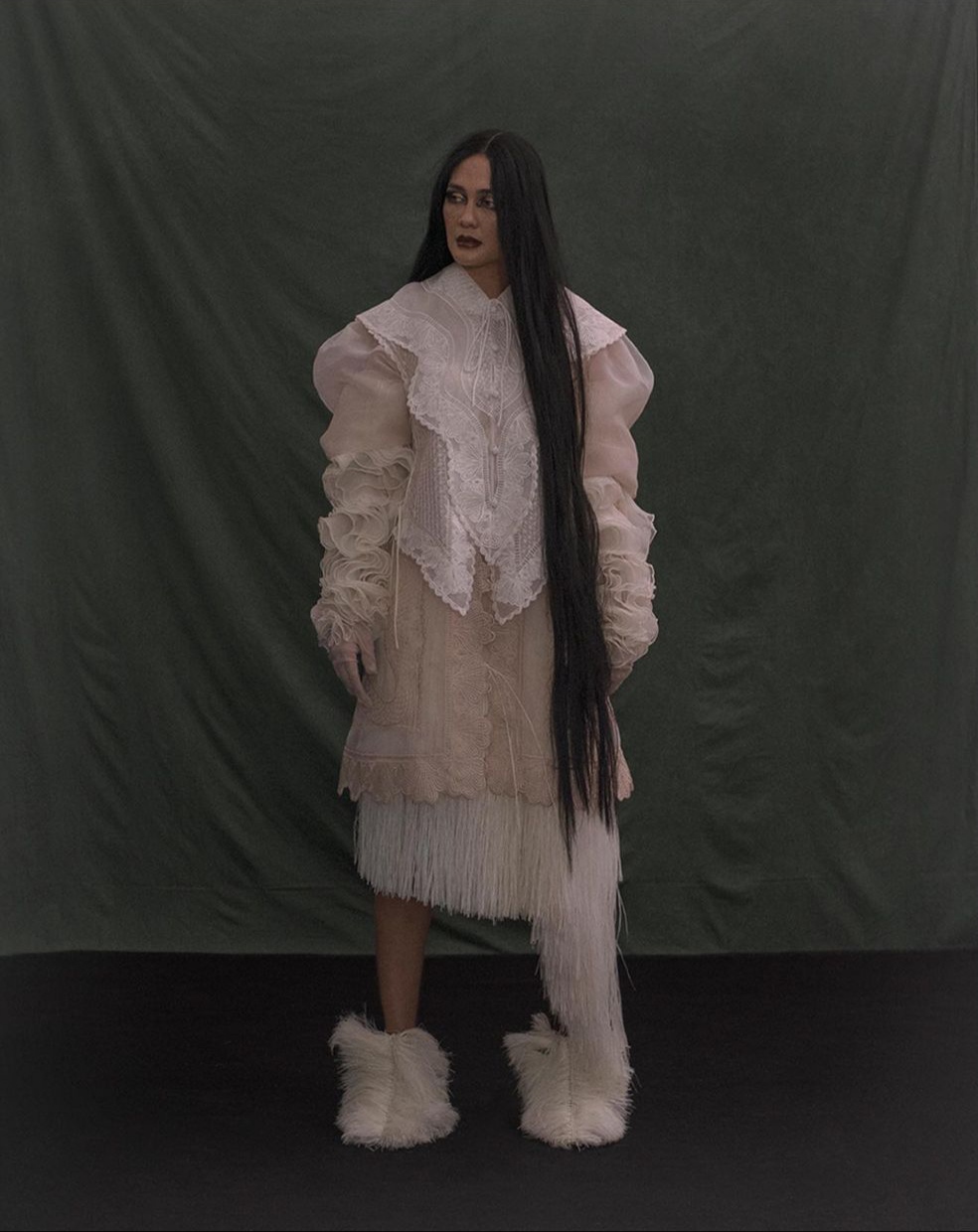 10 Potret Luna Maya reka ulang adegan jadul, hasilnya sangat memukau