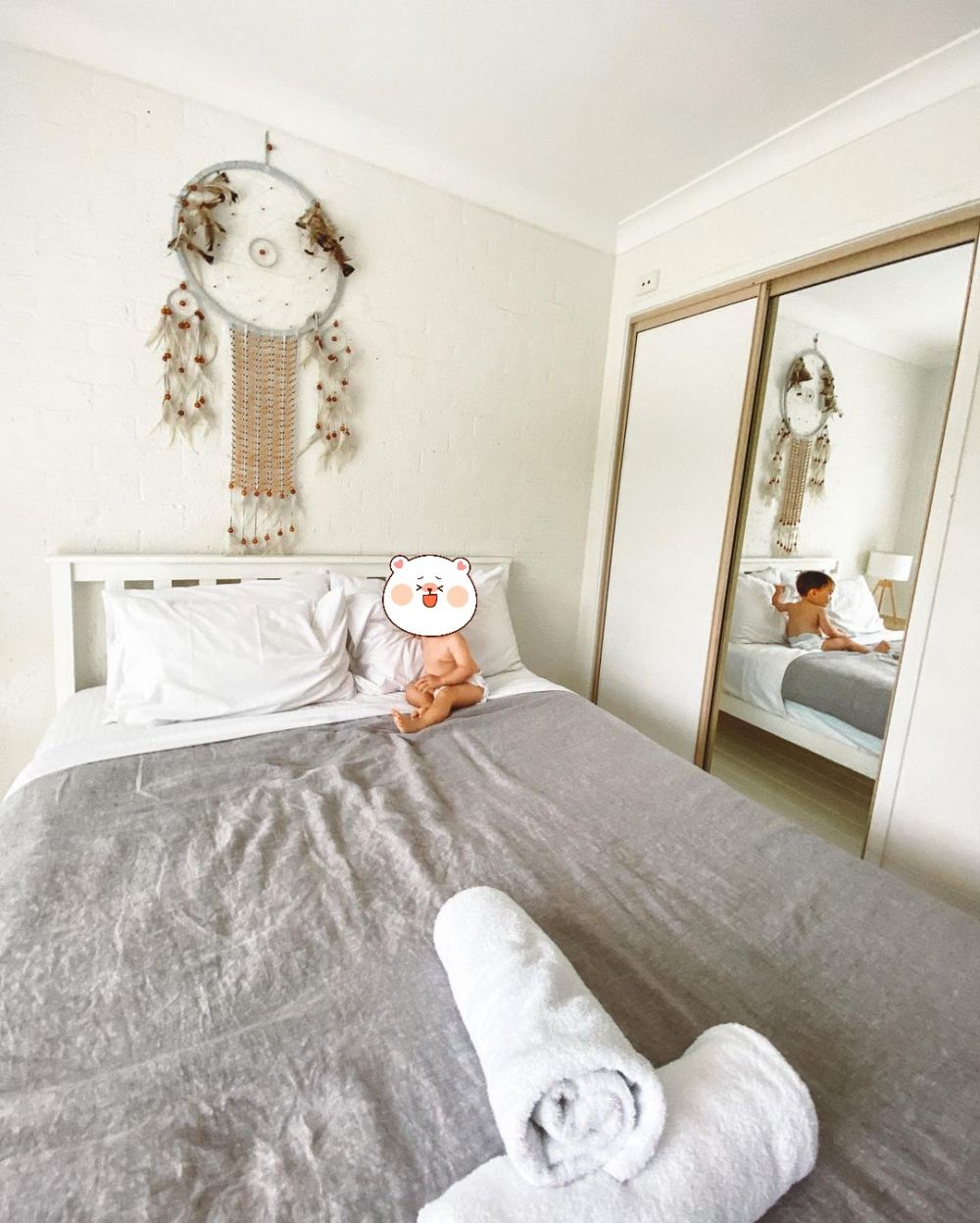 9 Potret vila yang disewa Acha Sinaga saat liburan, bernuansa kayu