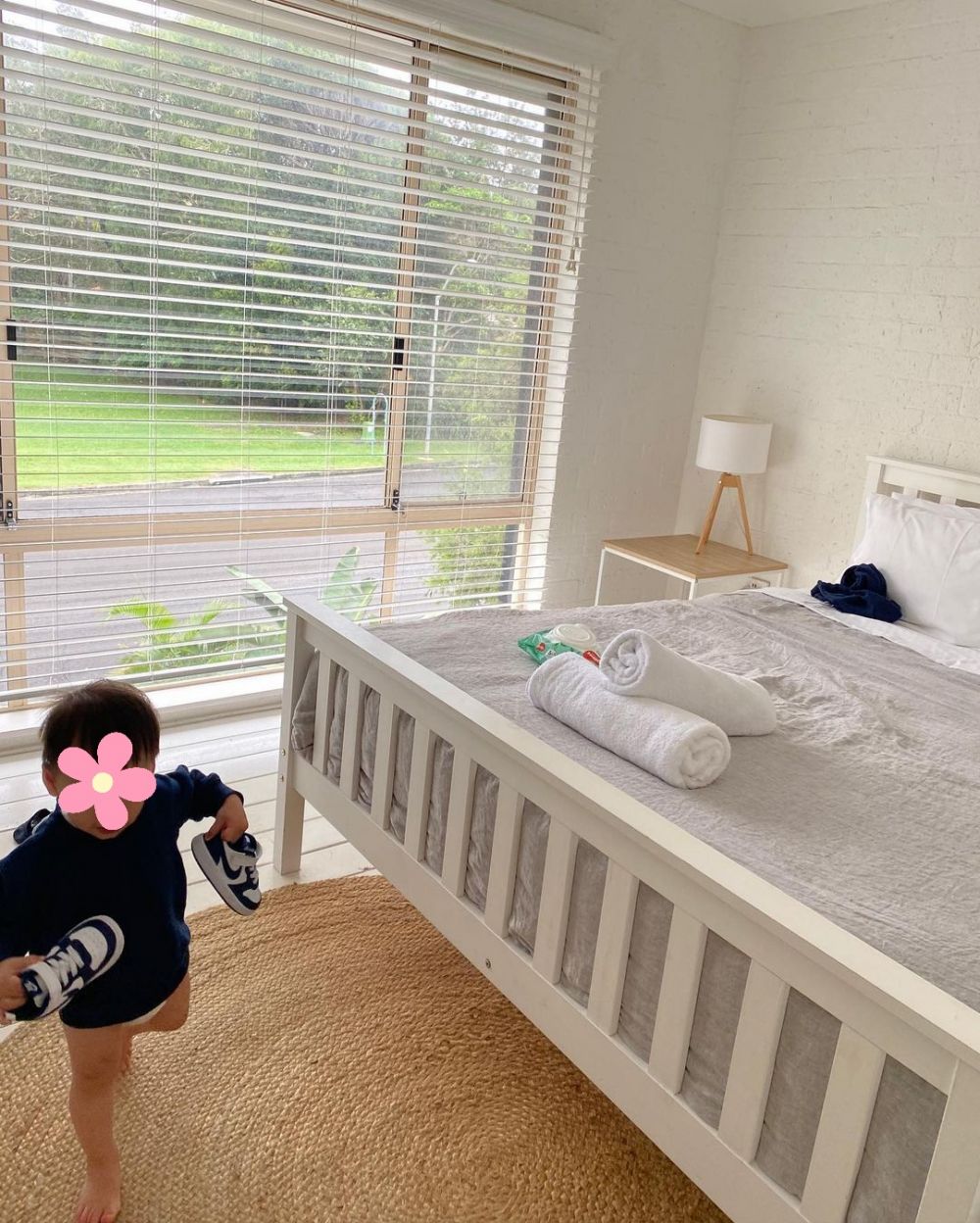 9 Potret vila yang disewa Acha Sinaga saat liburan, bernuansa kayu