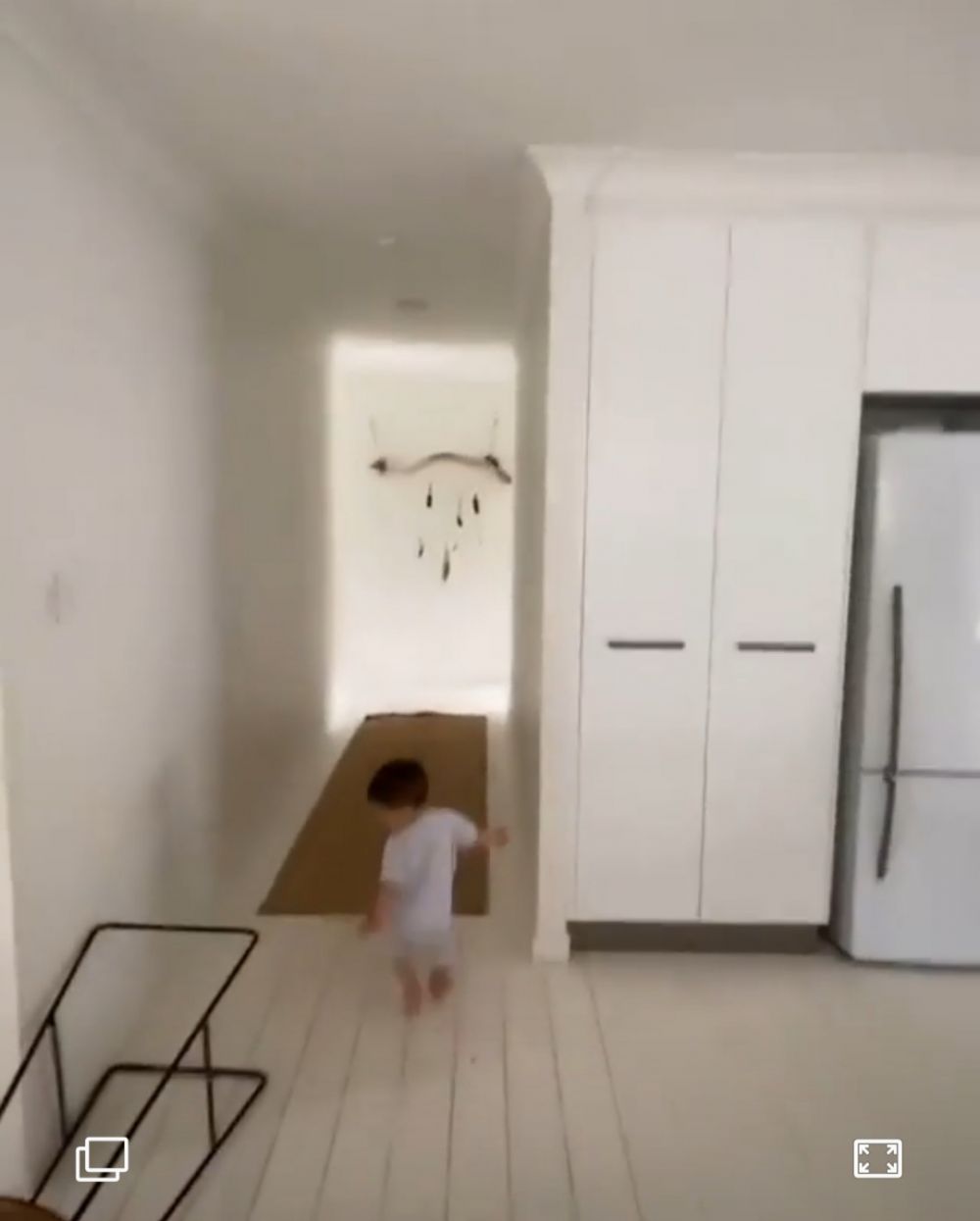 9 Potret vila yang disewa Acha Sinaga saat liburan, bernuansa kayu