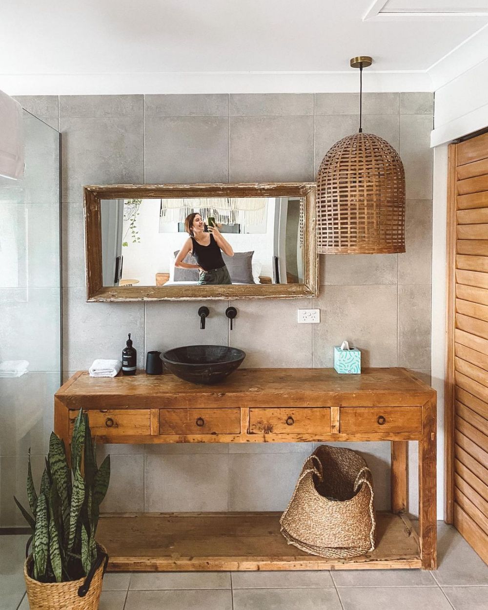 9 Potret vila yang disewa Acha Sinaga saat liburan, bernuansa kayu