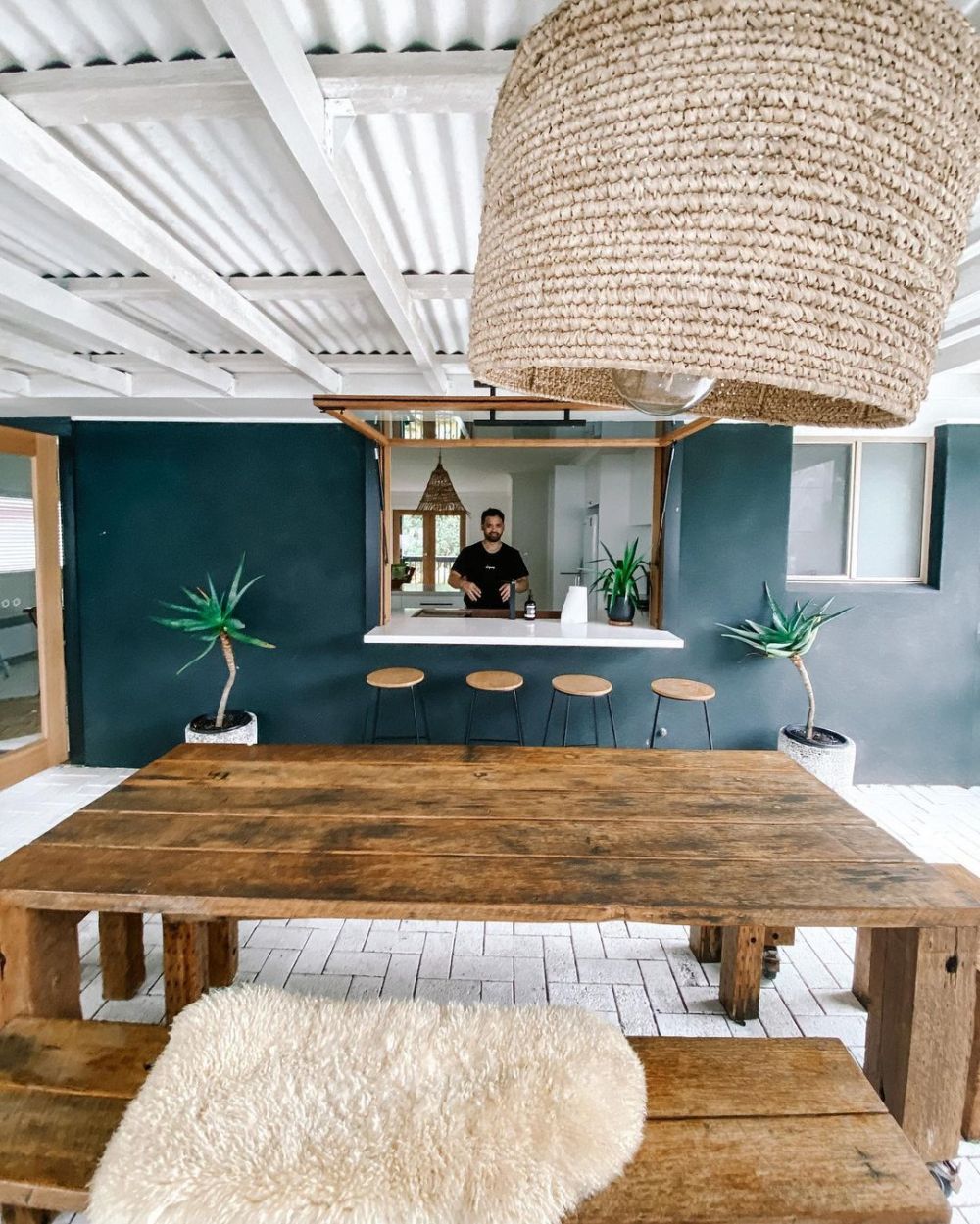 9 Potret vila yang disewa Acha Sinaga saat liburan, bernuansa kayu