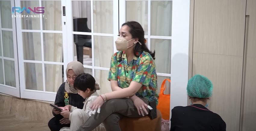 7 Potret Nagita Slavina ajak karyawan perawatan, bikin salut