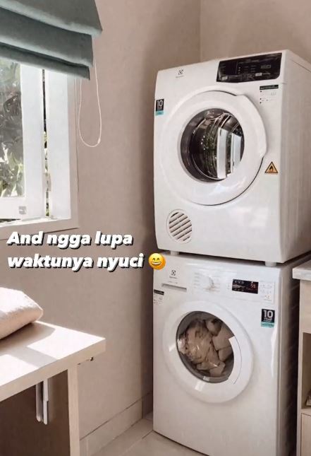 12 Penampakan rumah baru Nana Mirdad, dikelilingi pohon besar