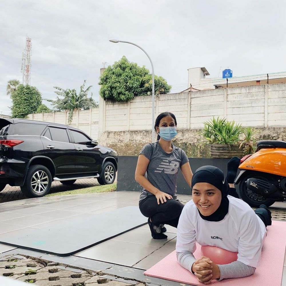 10 Penampakan rumah Ricky Harun, rooftop-nya penuh tanaman hias