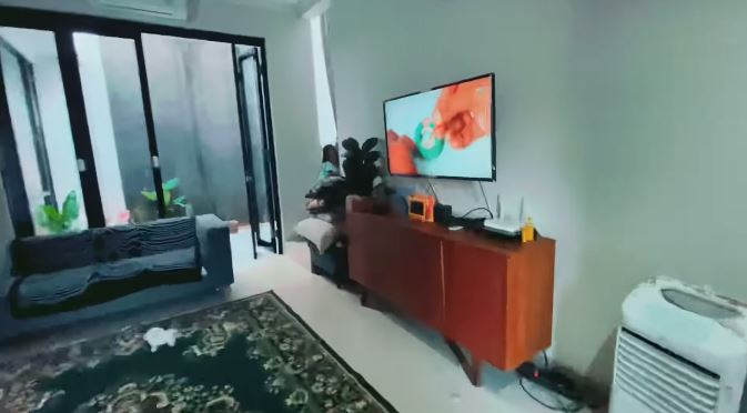 10 Penampakan rumah Ricky Harun, rooftop-nya penuh tanaman hias