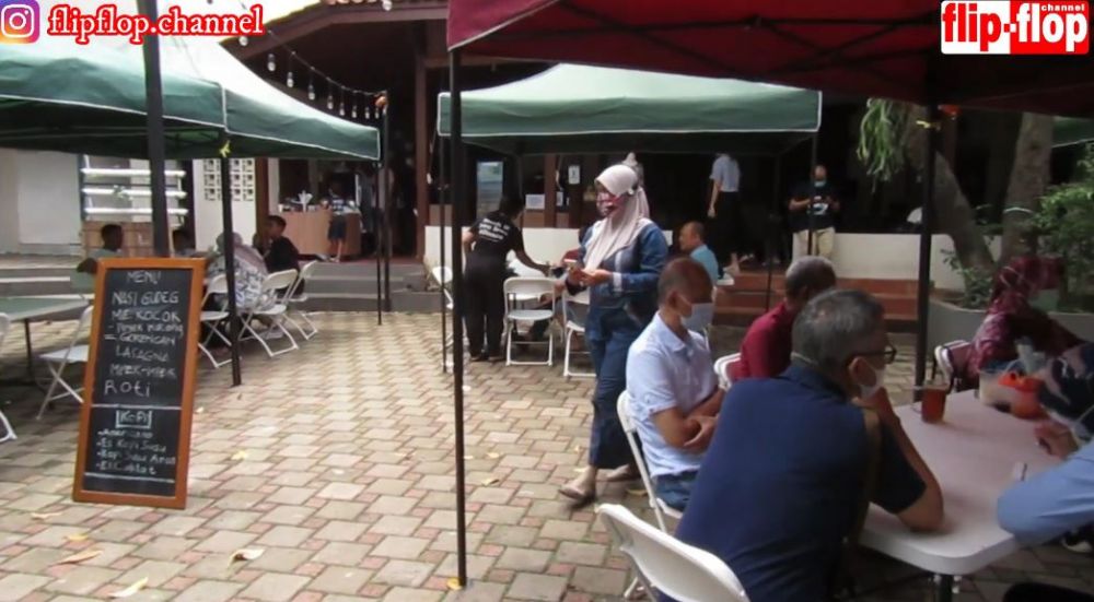 Bertempat di halaman rumah, ini 10 potret Warung Doel milik Rano Karno