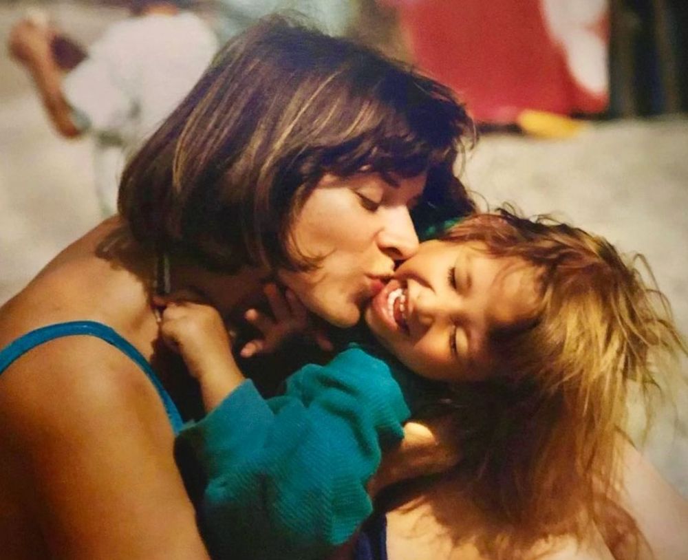 Potret masa kecil 9 seleb bareng ibu bule, parasnya bikin gemas