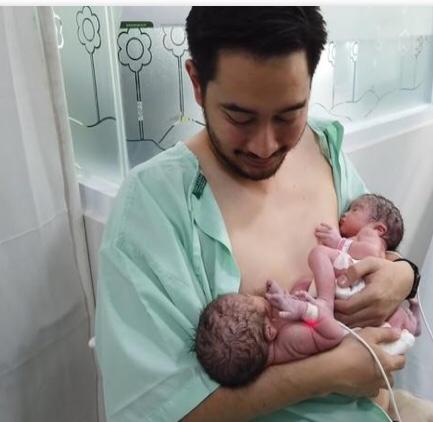 Momen haru 10 seleb pria gendong anak yang baru lahir