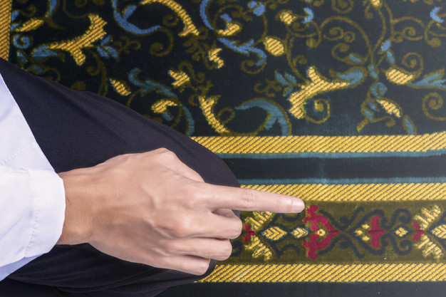 Hikmah dan manfaat sholat tahajud, lengkap dengan niat & tata caranya