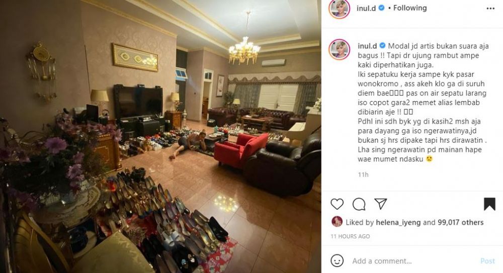 Penampakan koleksi sepatu Inul Daratista ini bak dagangan di pasar