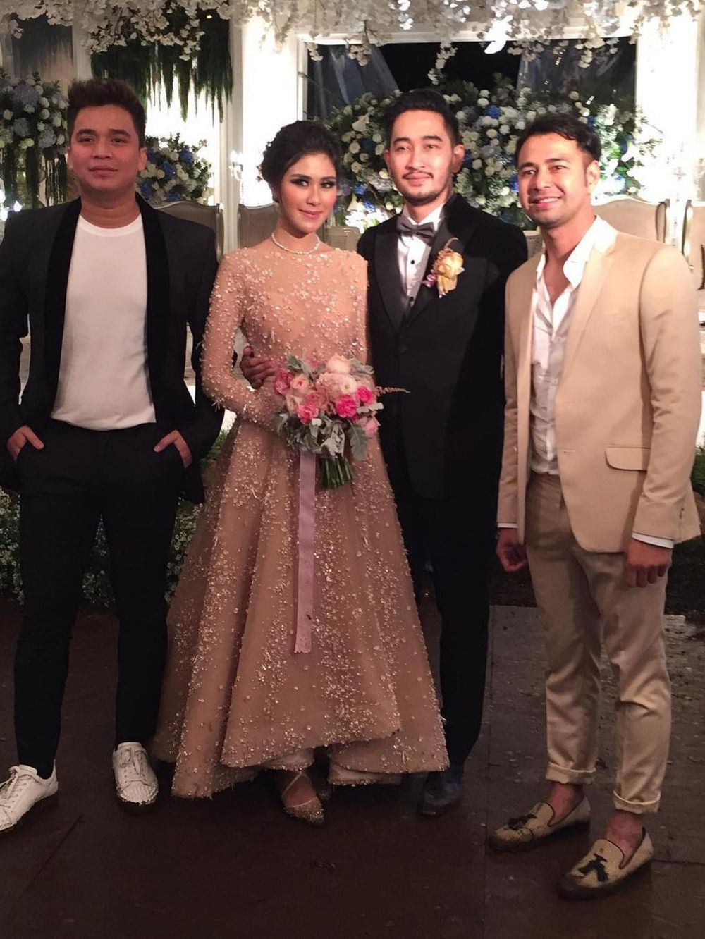Gaya 7 seleb ganteng hadiri nikahan mantan, Verrell jadi groomsmen