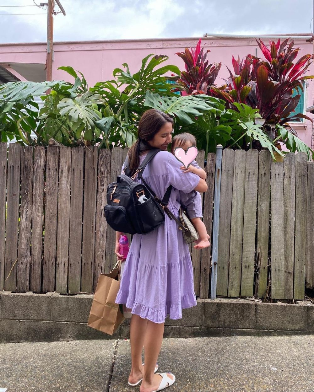 Tinggal di luar negeri, begini gaya 10 seleb cantik saat momong anak