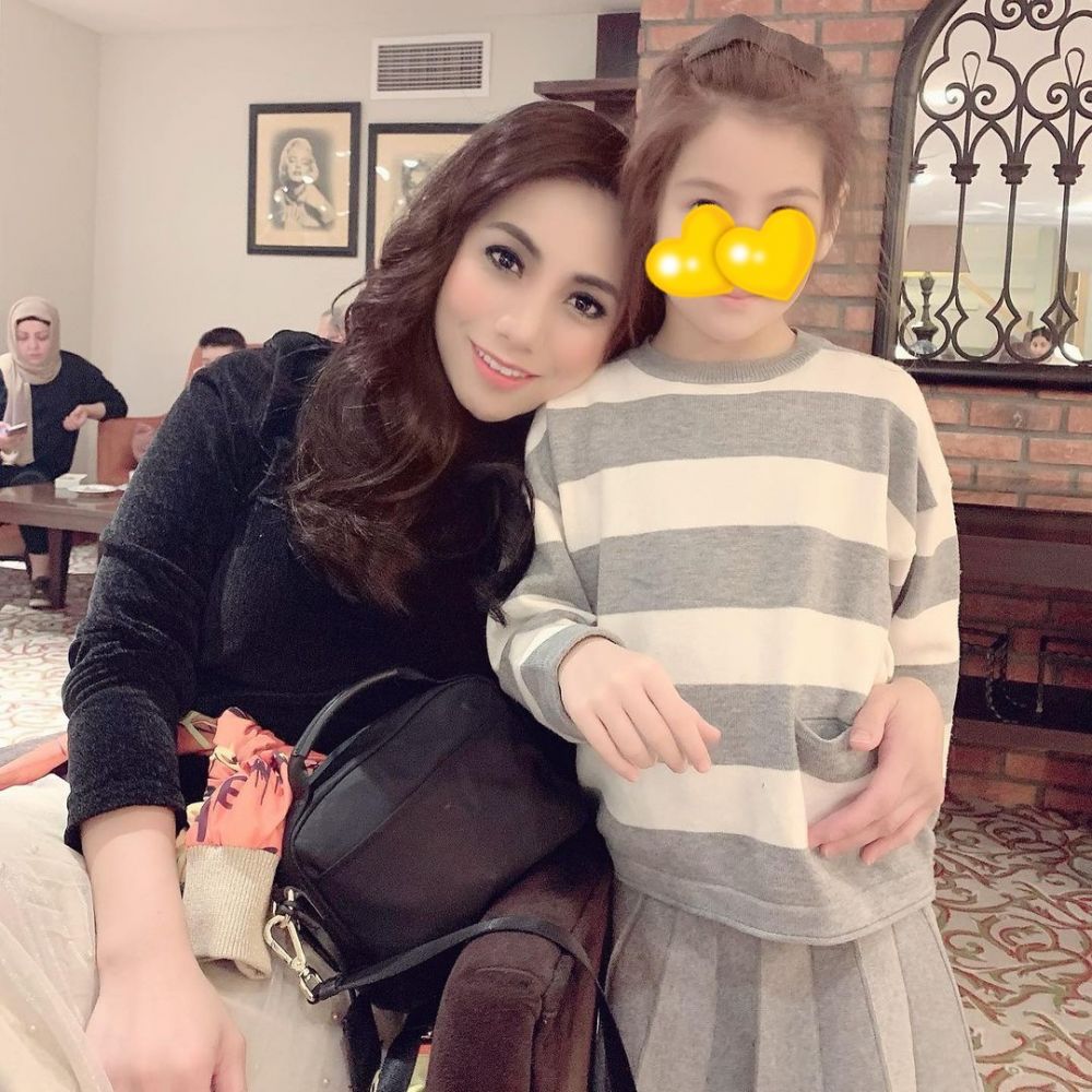 Tinggal di luar negeri, begini gaya 10 seleb cantik saat momong anak