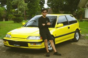 Usia masih muda, deretan seleb ini hobi utak-atik mobil klasik