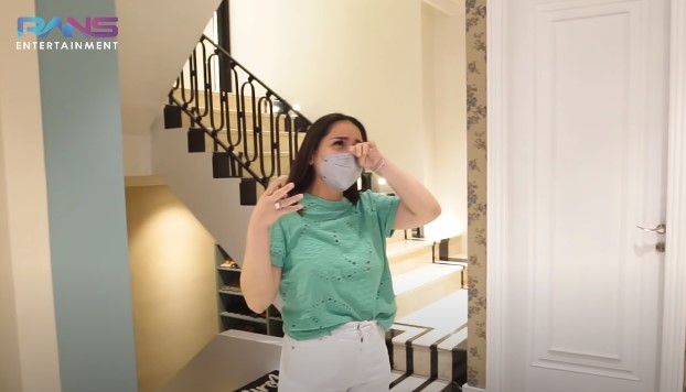 10 Momen Nagita Slavina jenguk anak Zaskia Sungkar, banjir air mata