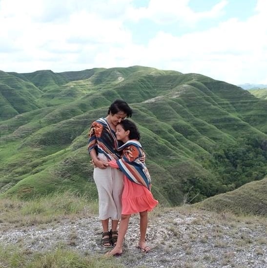 Potret 10 diva Indonesia pakai kain etnik, tampil menawan