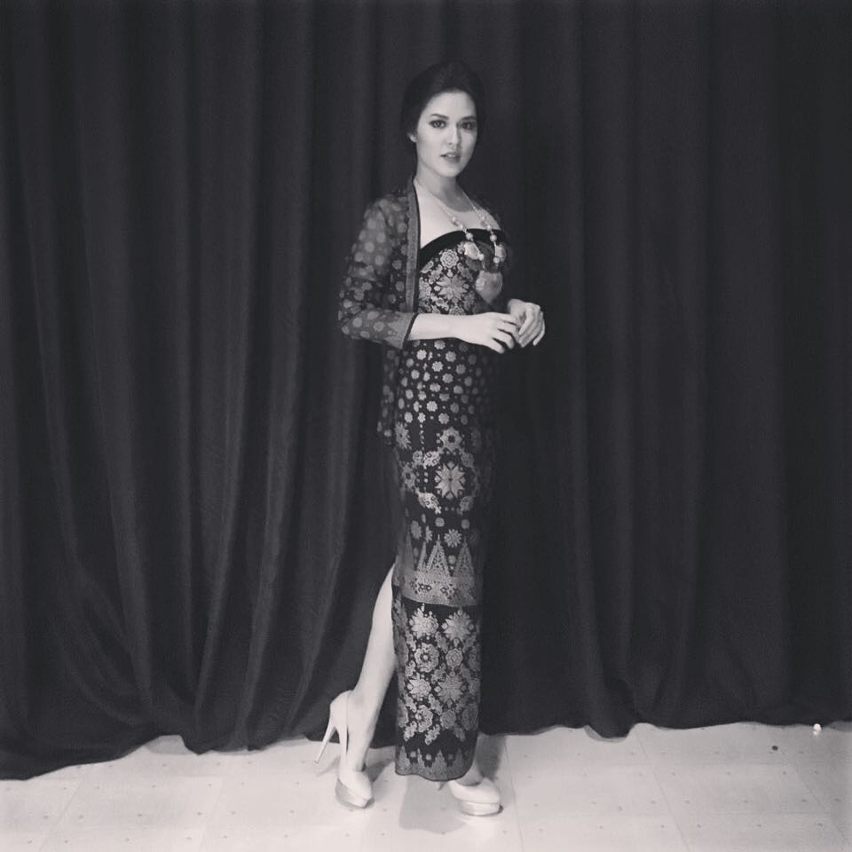 Potret 10 diva Indonesia pakai kain etnik, tampil menawan