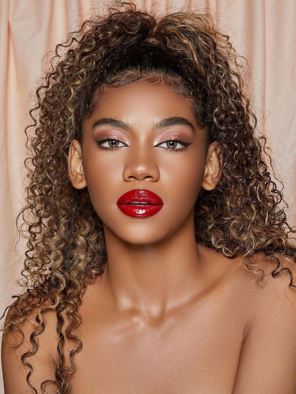 7 Potret Zsa Zsa Utari bermakeup tebal, manglingi bak seleb Hollywood