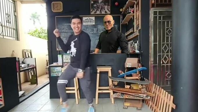 Minta fotonya diedit, 10 hasil potret Deddy Corbuzier ini bikin ketawa