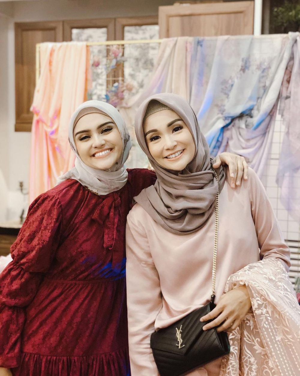 10 Potret persahabatan Soraya Larasati dan Zee Zee Shahab, kompak