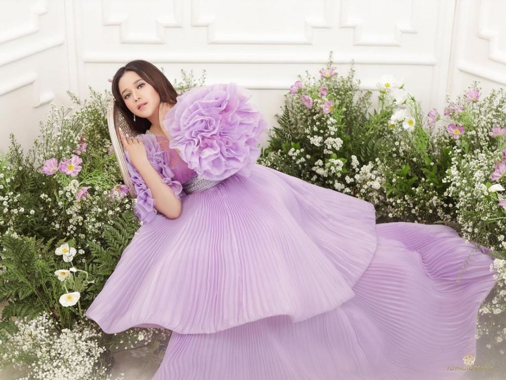 5 Gaya pemotretan terbaru Brisia Jodie, memesona dengan tema floral