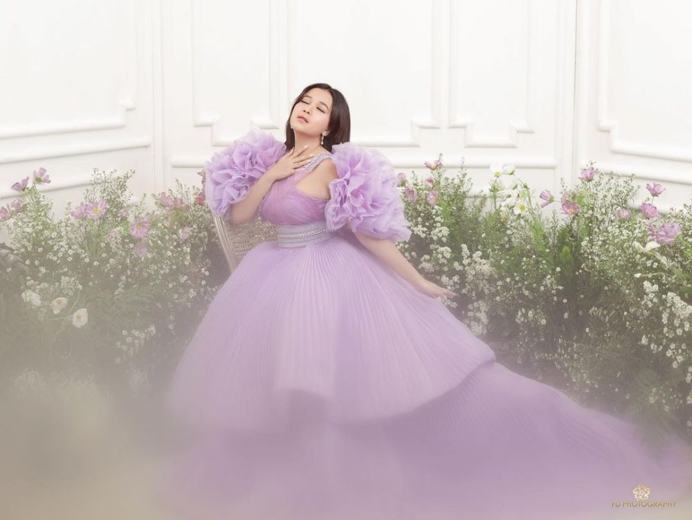 5 Gaya pemotretan terbaru Brisia Jodie, memesona dengan tema floral