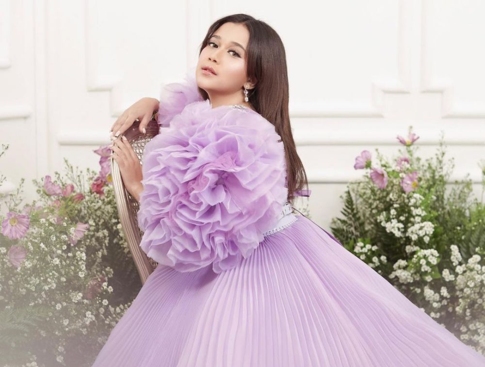 5 Gaya pemotretan terbaru Brisia Jodie, memesona dengan tema floral