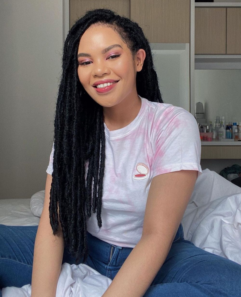 14 Gaya rambut Lifnie Sanders, vlogger asal Papua yang anggun banget