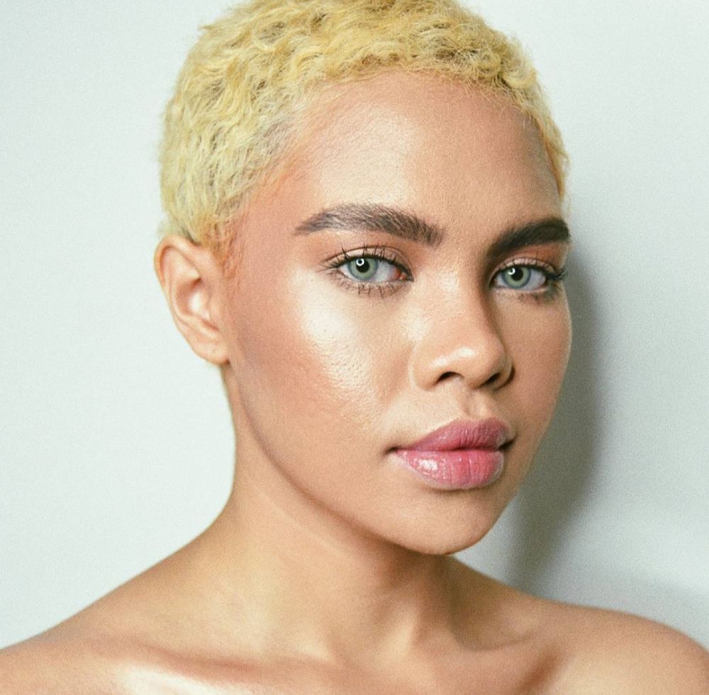 14 Gaya rambut Lifnie Sanders, vlogger asal Papua yang anggun banget
