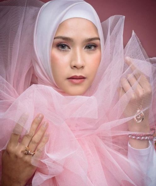 10 Gaya hijab Zaskia Adya Mecca saat photoshoot, menakjubkan