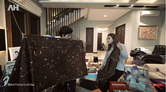 10 Momen seleb buka kado nikah, Aurel dapat hadiah dari Ibu Iriana