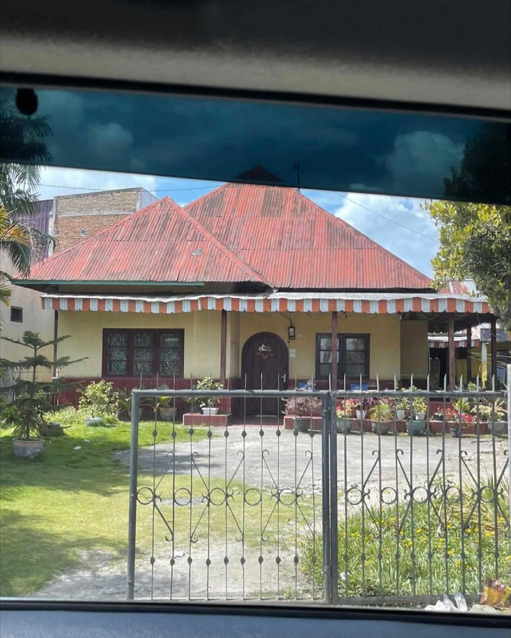Potret rumah masa kecil Hotman Paris di Toba, termegah di era 60-an