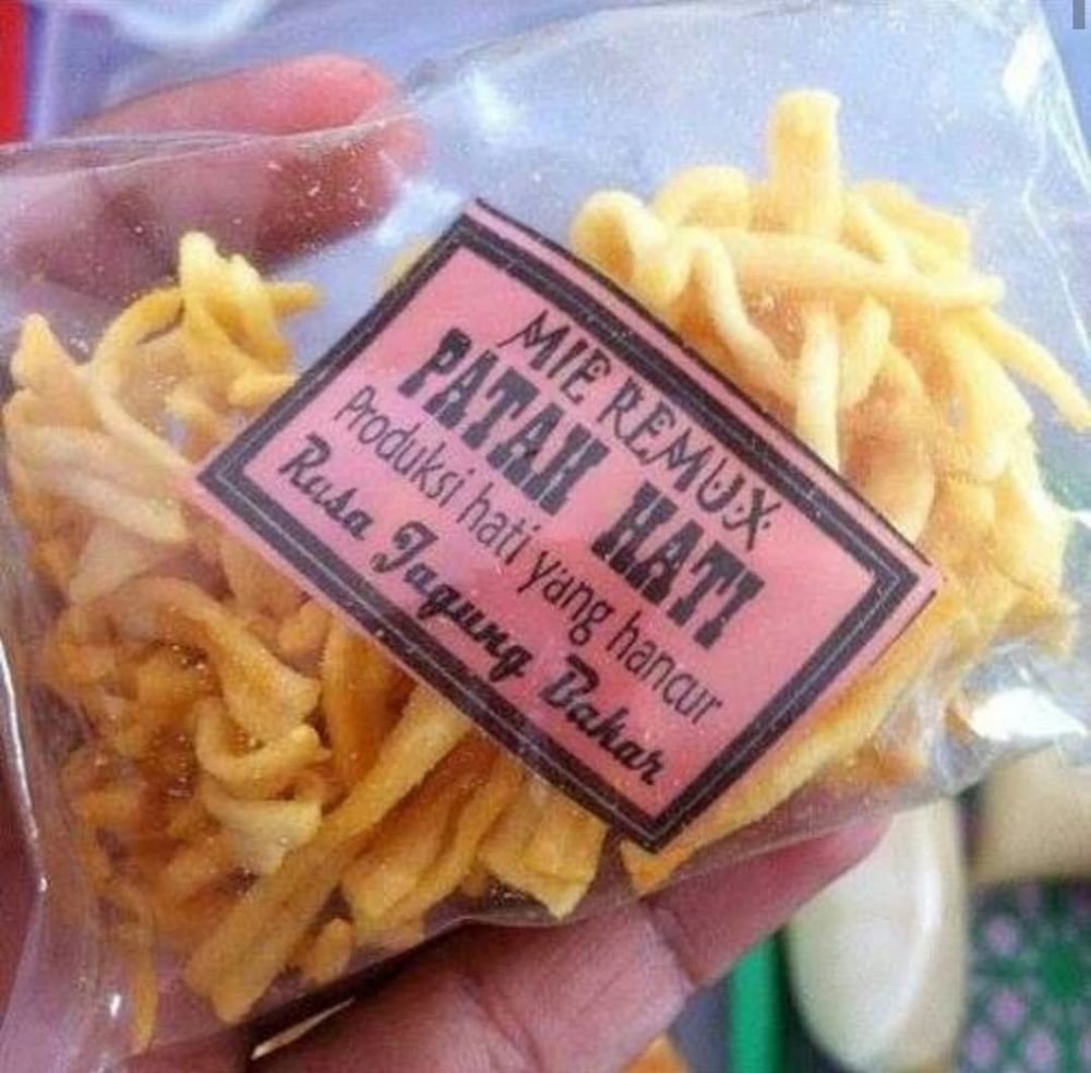 10 Potret nyeleneh jajanan warung ini bikin bingung pembeli