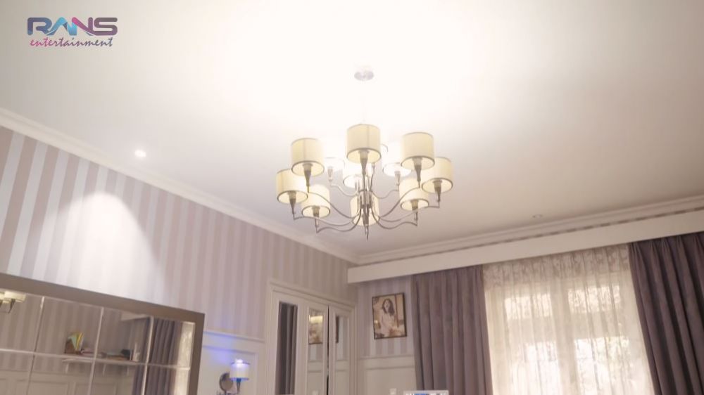 9 Potret kamar tidur Rieta Amilia, ada brankas khusus