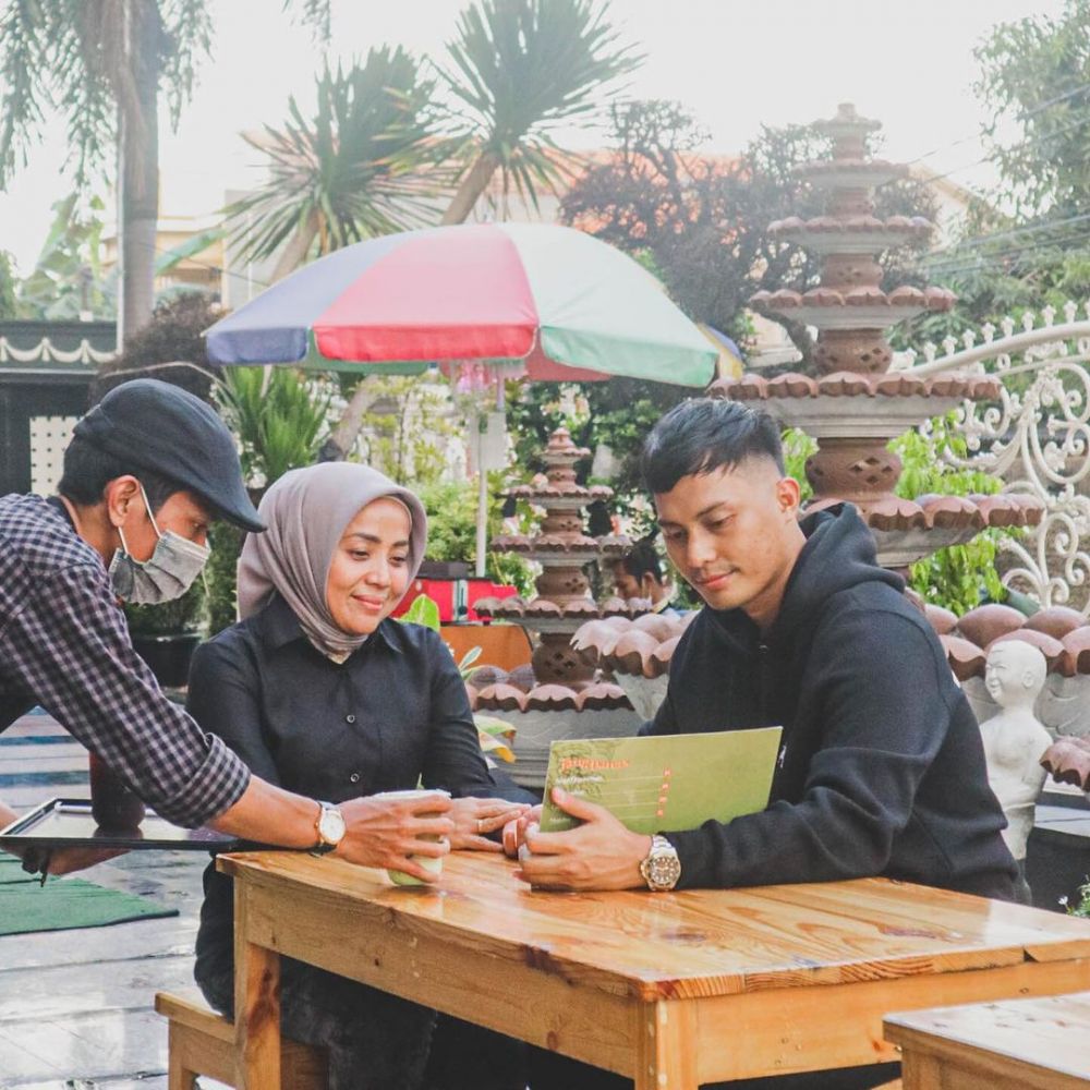 Dibikin di teras rumah, ini 10 detail potret restoran Muzdalifah