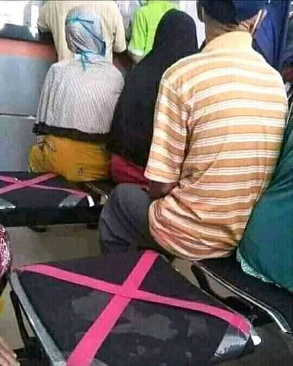 10 Aksi nyeleneh bapak-bapak atasi masalah ini bikin ngakak