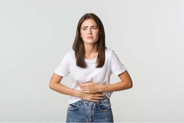 10 Manfaat minum air putih hangat saat buka puasa