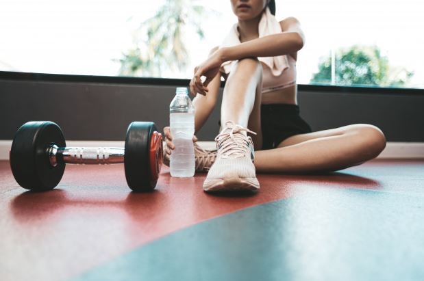 10 Manfaat minum air putih hangat saat buka puasa