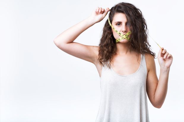 10 Manfaat minum air putih hangat saat buka puasa