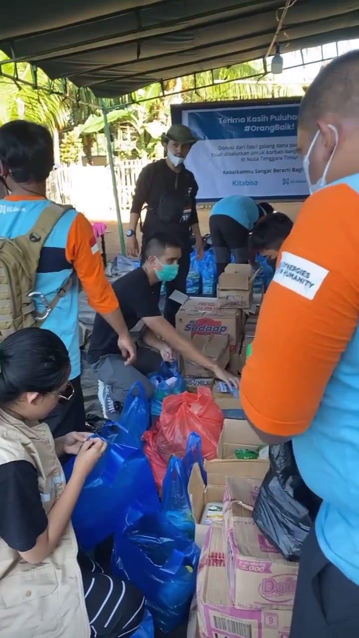 10 Momen Rachel Vennya jadi relawan banjir NTT, tak kuasa tahan tangis