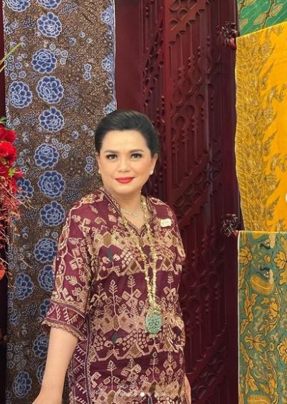 8 Pesona Yanti Isfandiary, dulu model era 80-an kini istri menteri
