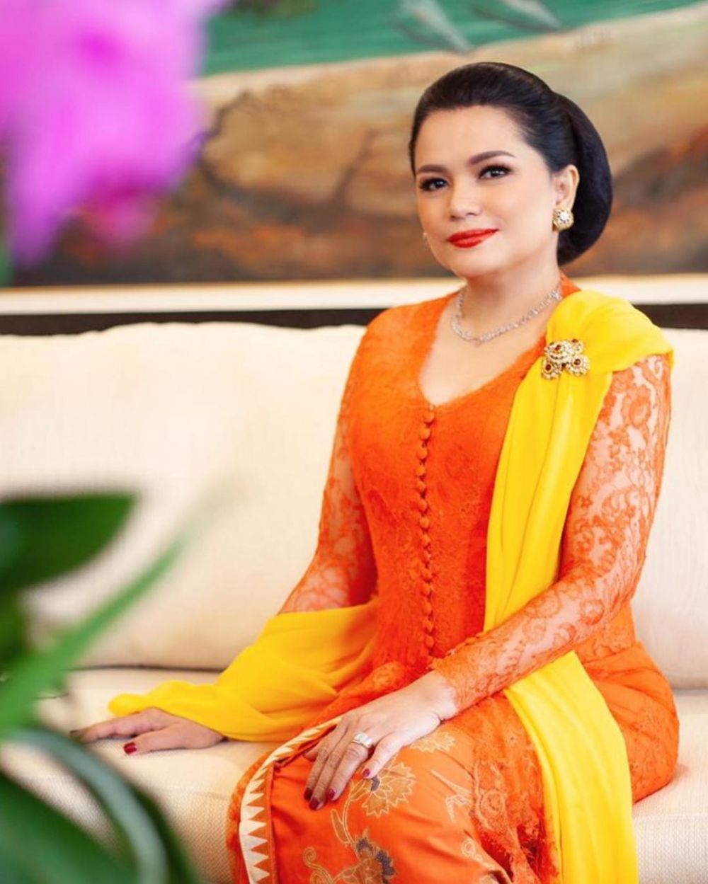 8 Pesona Yanti Isfandiary, dulu model era 80-an kini istri menteri