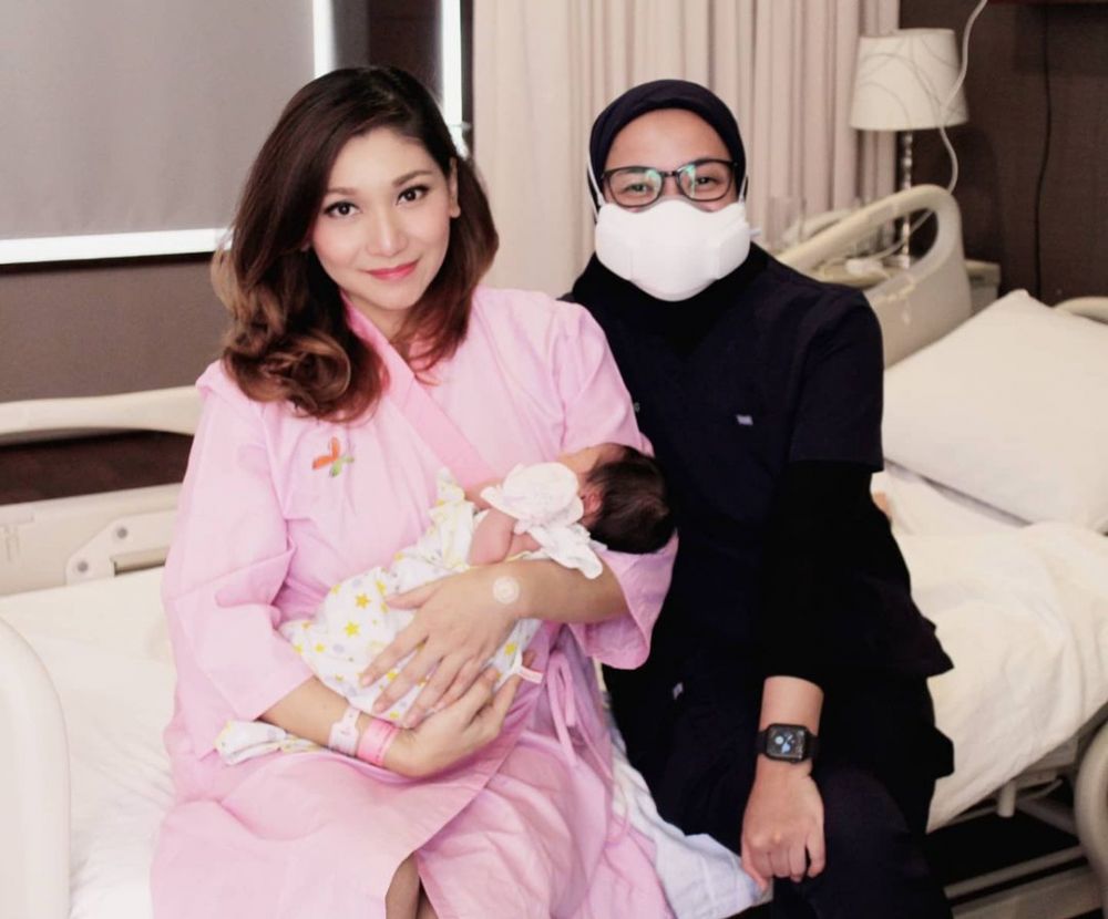 Lahirkan anak ke-3, ini 5 momen bahagia Baby Margaretha & sang baby