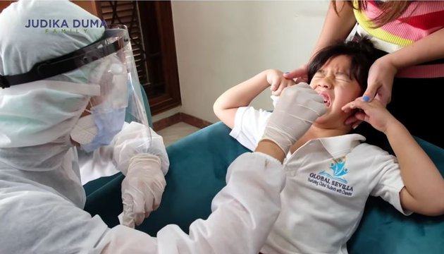 8 Potret Judika dan keluarga swab antigen, dampingi anak
