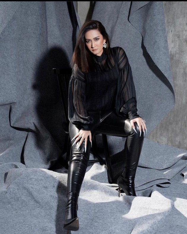 8 Potret terbaru Nafa Urbach kenakan busana gelap, cantik elegan