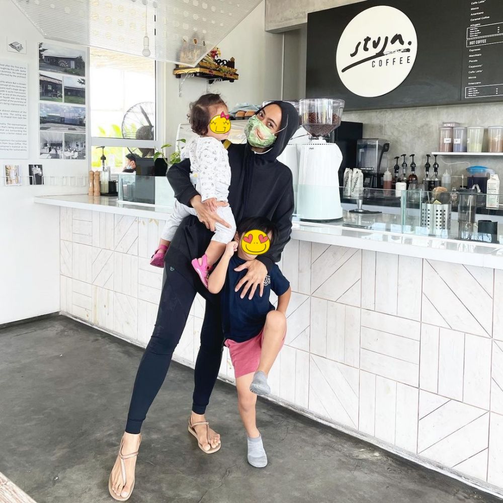 Tinggal di Bali, ini gaya fashion 10 seleb cantik saat momong anak